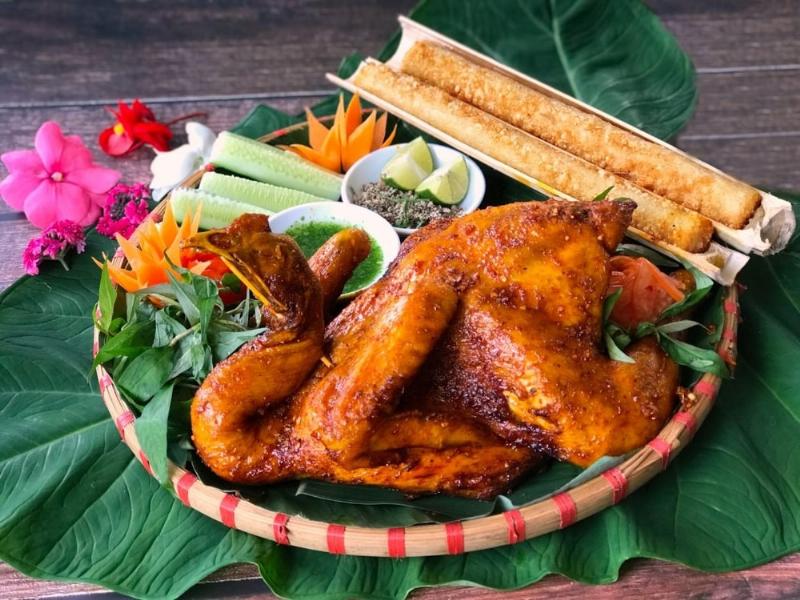 Mâm cơm với đặc sản cơm lam và thịt lợn mán nướng, bày trí hấp dẫn